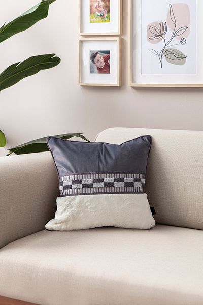 BUGİ HOME COLLECTİON 43x43cm Husă de pernă decorativă cu design special brodat cu păr de iepure și pumn