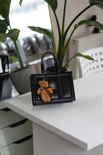 Moom Bag Жіноча чорна сумка через плече з деталями у вигляді ведмедика