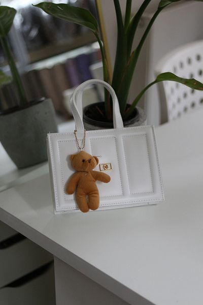 Moom Bag Geantă de umăr de damă cu dungi albe cu mascotă ursuleț