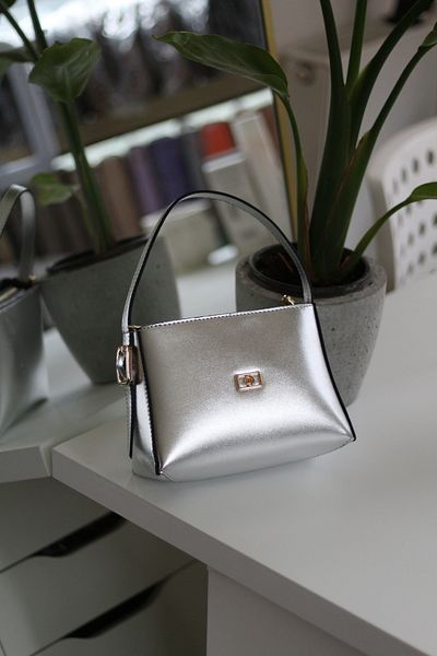 Moom Bag Geantă de umăr de mână cu mâner cu textura strălucitoare argintie pentru femei