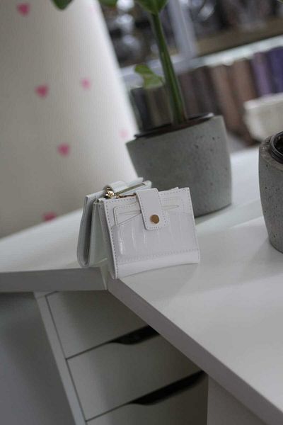 Moom Bag Portofel pătrat detaliat pentru femei, alb, cu model de crocodil