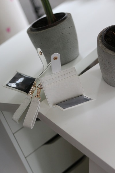 Moom Bag Women's White Mascot Card Holder Wallet