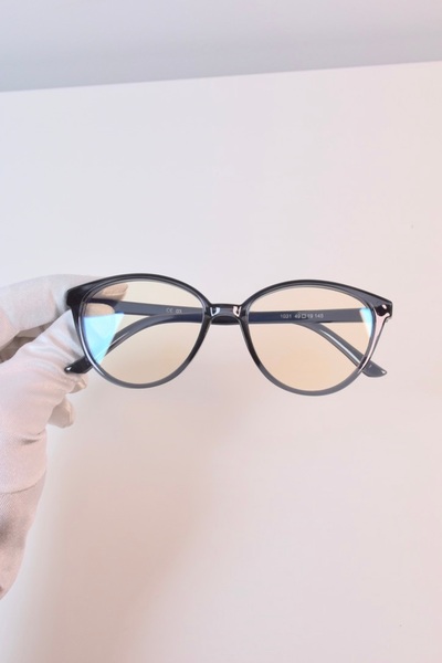 LOOKUP The Cat Eye Glasses with Blue Light Protection are Optically Compatible and Relax in Computer Television vs. Use.