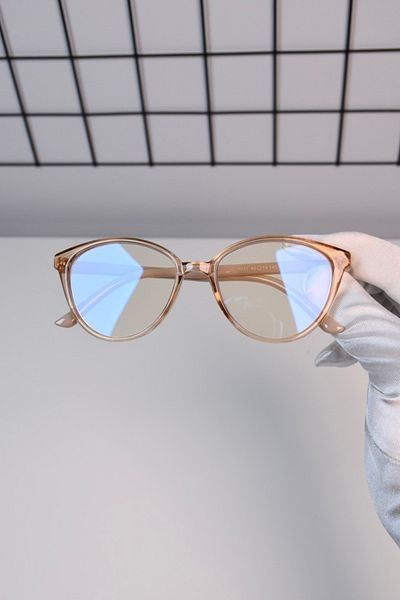 LOOKUP The Cat Eye Glasses with Blue Light Protection are Optically Compatible and Relax in Computer Television vs. Use.