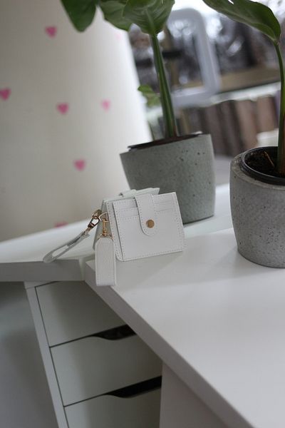 Moom Bag محفظة حامل بطاقات التميمة البيضاء للمرأة