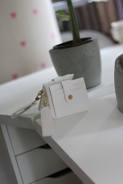 Moom Bag محفظة حامل بطاقات التميمة البيضاء للمرأة
