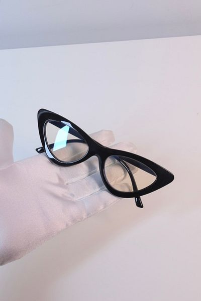 LOOKUP The Cat Eye Glasses with Blue Light Protection are Optically Compatible and Relax in Computer Television vs. Use.