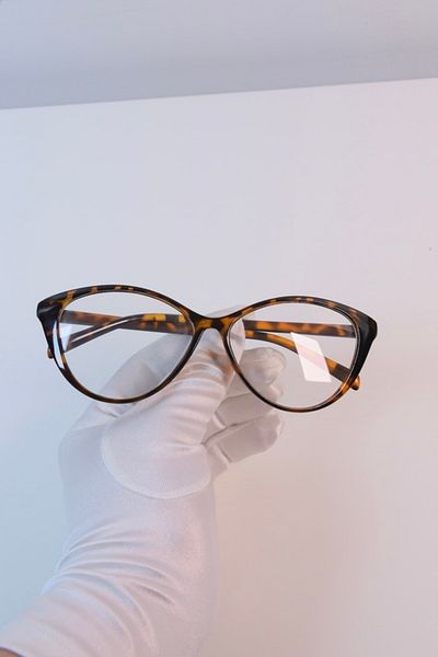 LOOKUP The Cat Eye Glasses with Blue Light Protection are Optically Compatible and Relax in Computer Television vs. Use.