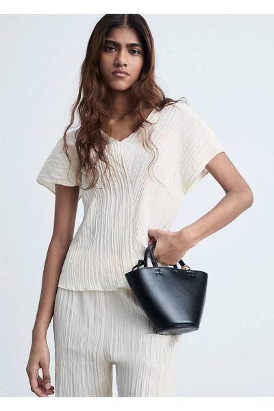 MANGO Woman Μπλούζα με τσαλακωμένο λαιμόκοψη V