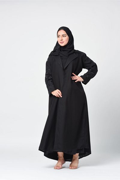 outline عباية رسمية سوداء مع تطريز وردة سوداء على الأكمام