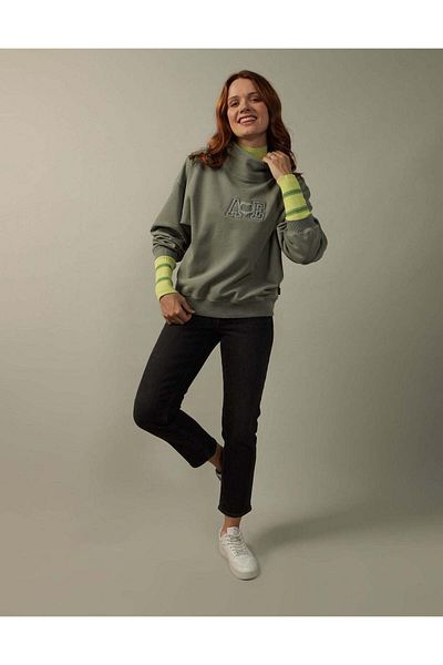 AMERICAN EAGLE سويت شيرت بشعار AE برقبة دائرية