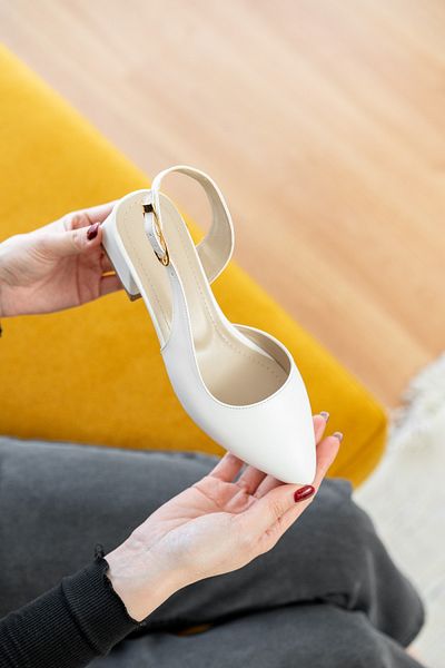 DİVOLYA Balerina Aura White cu cataramă laterală (înălțimea tocului de 4 cm) cu toc ascuțit