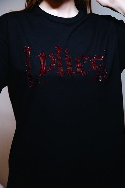 Sekizbiraltı Tricou negru pentru damă, cu imprimeu cu piatră roșie Lylies