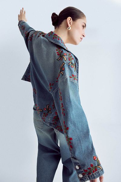 its basic Women's T.Jeans Color 2S566 Floral Embroidery Oversize Design Denim Jacket