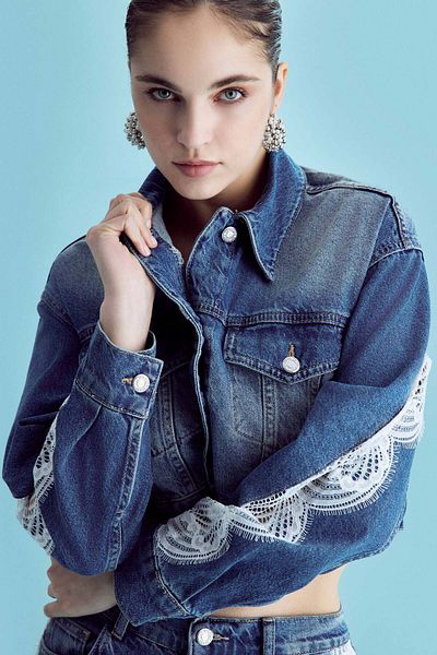 its basic Women's Jeans Color 2S532 Lace Design Denim Jacket with Sleeves