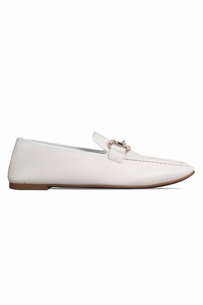 Lal Shoes & Bags حذاء راقصة باليه نسائي بإبزيم ذهبي ومقدمة حادة ومفصل باللون الأبيض
