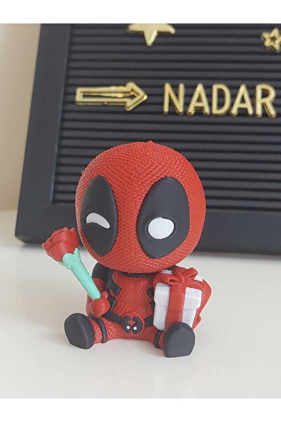 NadarStudio Deadpool Ellerinde Çiçek ve Hediye Paketli