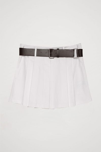 Quzu Fusta mini plisata alba - cu pantaloni scurti si curea
