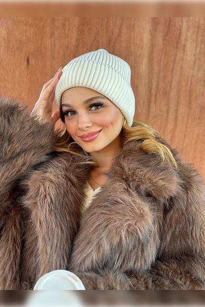 Luminos Butik Dámský ecru baret s detailem jasných pruhů – stylový a pohodlný, ideální pokrývka hlavy do chladného počasí1139