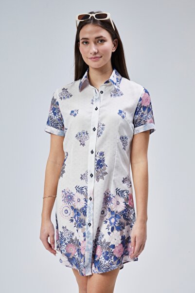 Butik Γυναικείο φόρεμα με λουλουδάτο ύφασμα ζακάρ σε λευκό φόντο