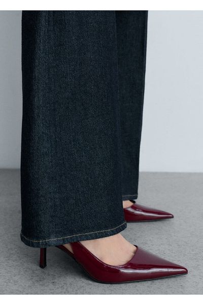 MANGO Woman Spitze Schuhe in Lacklederoptik
