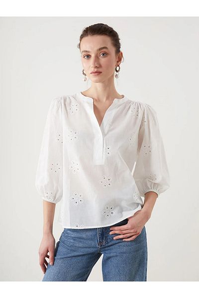 LC Waikiki Γυναικεία μπλούζα LCWAIKIKI Classic White Crew Neck Openwork