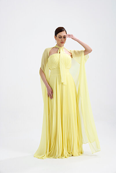 Atelier Pret 𝐀𝐃𝐄𝐋 Straplez Yakalı Pliseli Şifon Pelerinli Abiye Elbise