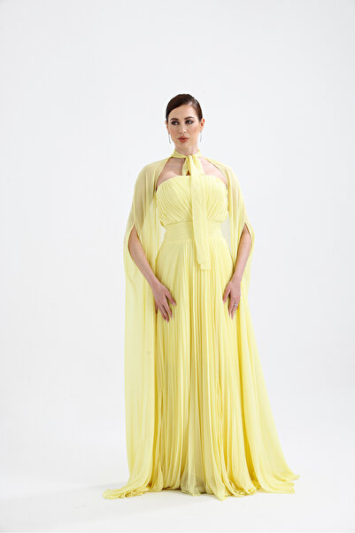 Atelier Pret 𝐀𝐃𝐄𝐋 Straplez Yakalı Pliseli Şifon Pelerinli Abiye Elbise