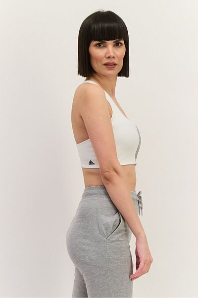 adidas حمالة صدر رياضية مبطنة بشعار العلامة التجارية للنساء، باللون الأبيض