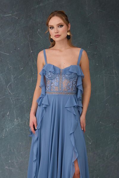 Carmen Indigoblaues Abendkleid mit Spitzenschlitz und Volantoberteil