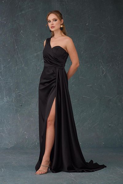 Carmen Langes Abendkleid aus schwarzem Satin mit One-Shoulder-Schlitz