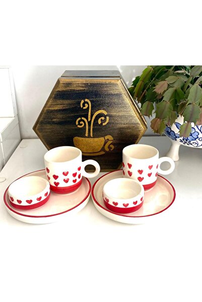 HAREden ikili kahve fincanı kalp desenli ahşap kutusunda