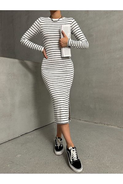 BEJNA Weißes gestreiftes Stretch-Strickkleid – lange Ärmel und Schlitzdetail