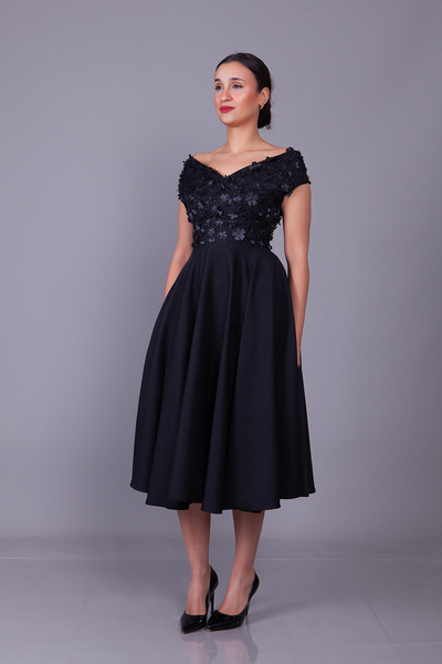 Bidoluelbise Siyah Kayık Yaka Çiçekli Tül Detay Midi Boy Abiye Elbise