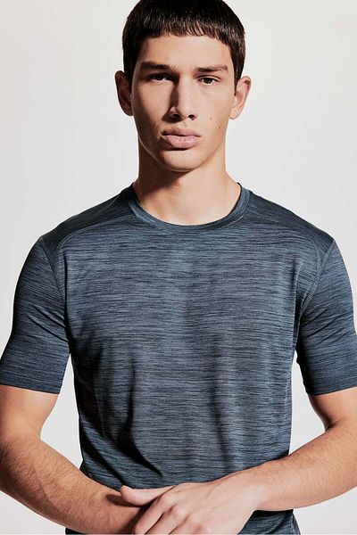 H&M قميص رياضي بأكمام قصيرة