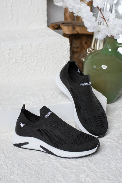 Zerenyus Slip-on Laceless Knitwear Unisex Sports Shoes Black and White