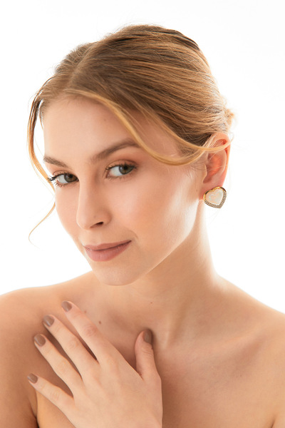 Fulla Moda أقراط بيرليسسينت على شكل قلب