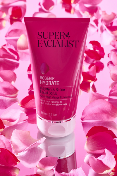 Super Facıalıst Super Facialist Kuşburnu Yağı İçeren Rahatlatıcı & Aydınlatıcı Yüz Temizleme Peelingi 150 ML