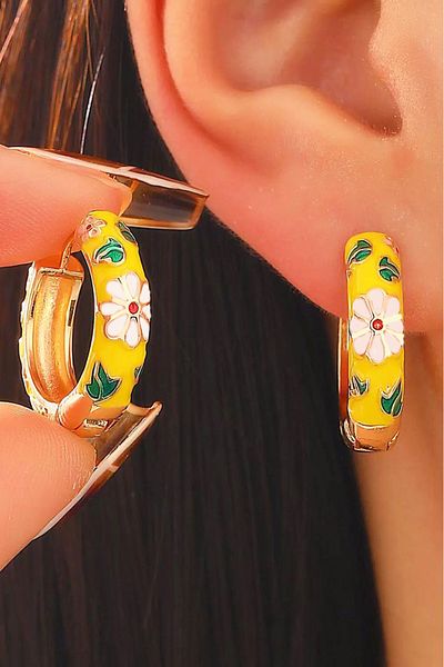 ARTEMİSİA Women's Vip Series Antiallergic Tarnish-Free Flower Motif Enameled Yellow Earrings 2.5 cm