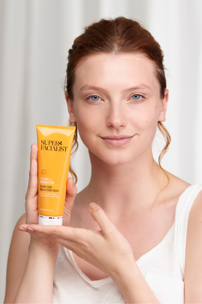 Super Facıalıst Super Facialist C Vitamini İçeren Leke Karşıtı Mikro Peeling Etkili Yüz Yıkama Jeli 125 ML