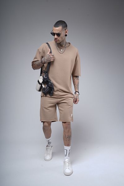 Butik TREND WE Комплект къси панталони с тениска с кръгло деколте с четка и 3 нишки