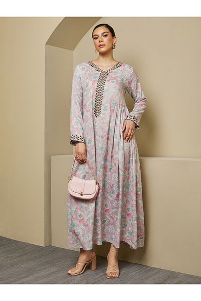 Styli جلابية مطرزة مطبوعة بفتحة على شكل حرف V مع تفاصيل جانبية مجمعة
