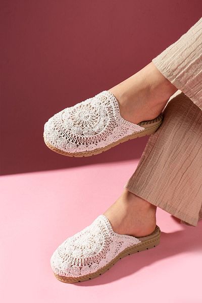 FUGA MODA Eloria White Oval Straw Embroidered Closed Front Slippers