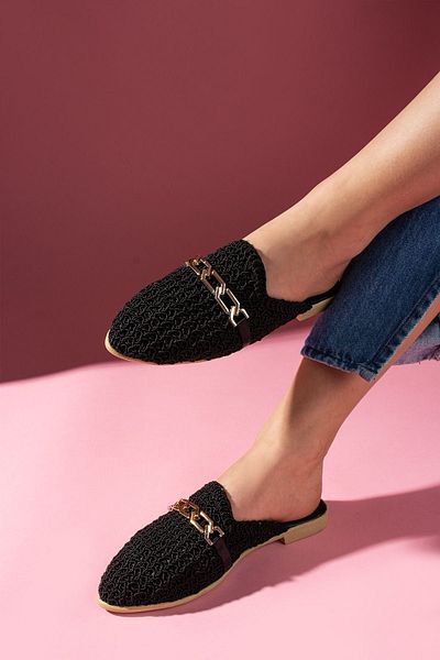 FUGA MODA Черни пантофи с бродиран колан Novella с верижка и детайли, затворени отпред