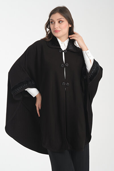 ŞEYDA ERTEM ΠΑΝΤΣΟ ΜΑΥΡΟ ΧΡΩΜΑ ΜΕ ΛΕΠΤΟΜΕΡΕΙΕΣ ΑΠΟ ΓΟΥΝΑ ΣΤΟ ΜΑΝΙΚΙΑ ΚΑΙ ΤΟ ΛΑΜΠΑΡΙ