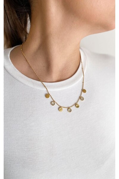 Sacha Accessories قلادة من الفولاذ الذهبي مع لوحة دائرية وأحجار أوبال