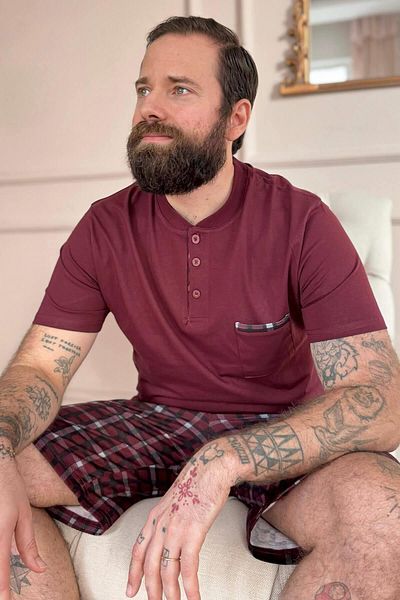 Pijamaevi Burgunderrot kariertes, kurzärmliges Herren-Pyjama-Set mit Shorts mit Taschendetail