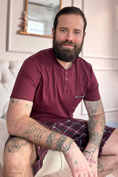 Pijamaevi Burgunderrot kariertes, kurzärmliges Herren-Pyjama-Set mit Shorts mit Taschendetail