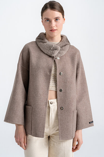 Lebeni Kadın Alpaka Kaban Vizon Yakalı – Lüks El Yapımı Bej Yün Ceket