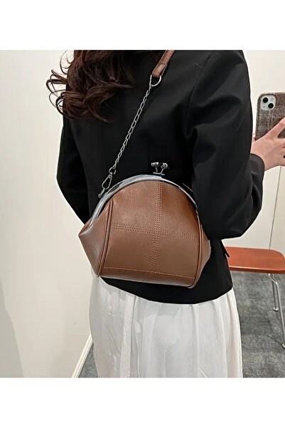 ARONA Kiss Locked Chain Strap Shoulder Bag